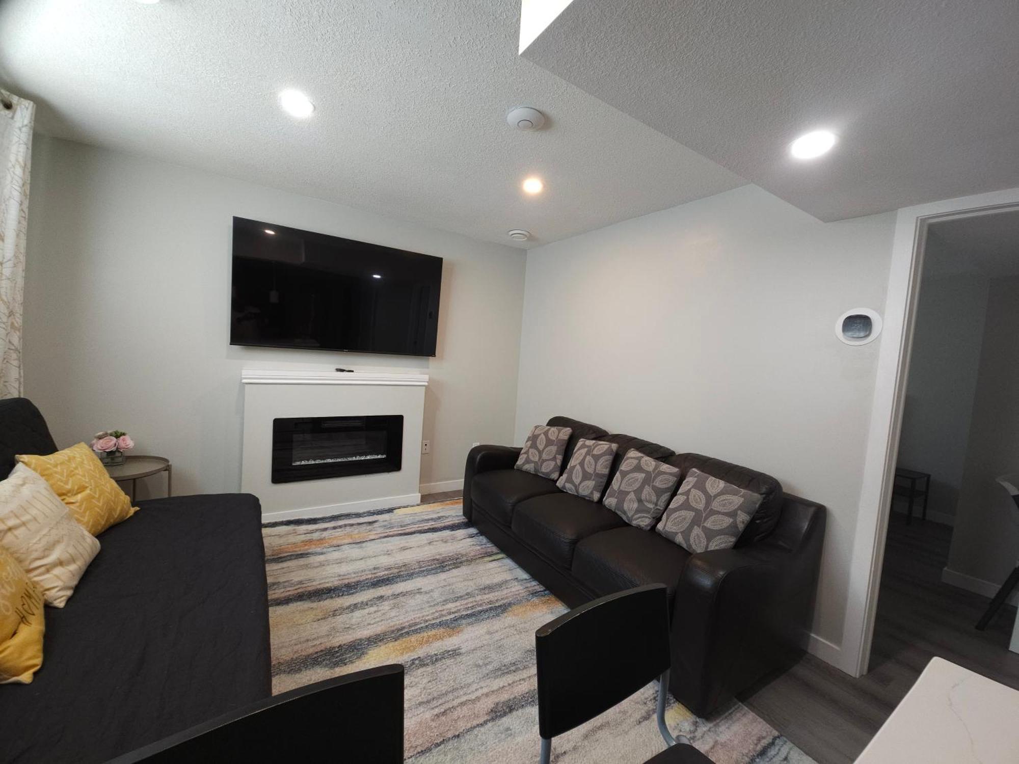 Cozy 2 Bedroom Suite, Queen Beds, Near The Airport 埃德蒙顿 外观 照片