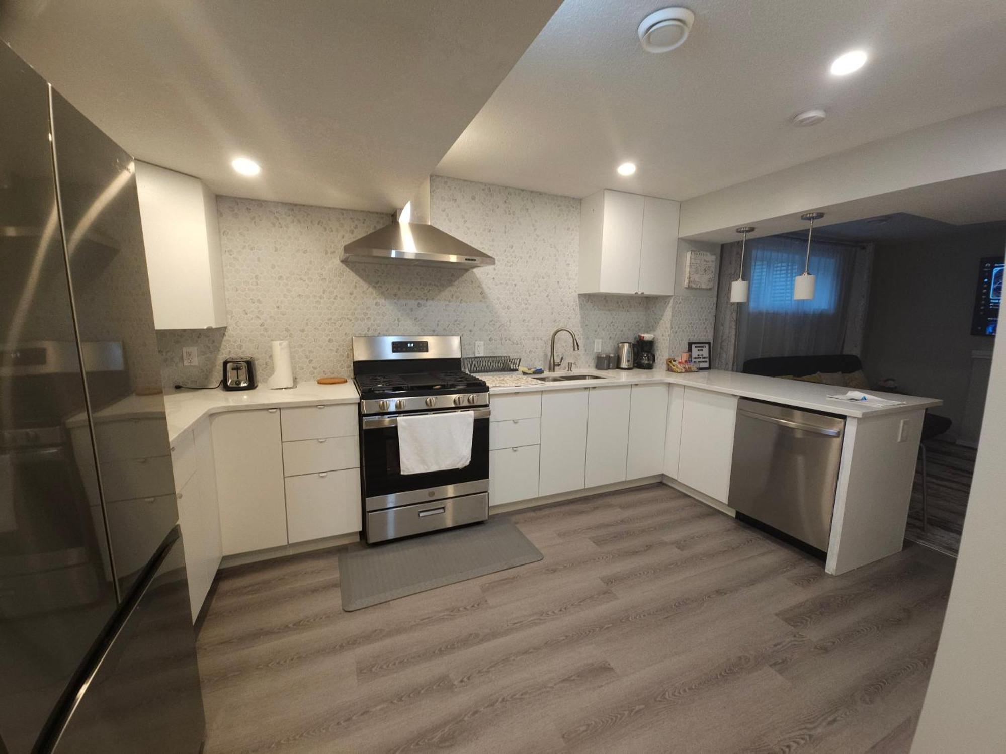 Cozy 2 Bedroom Suite, Queen Beds, Near The Airport 埃德蒙顿 外观 照片